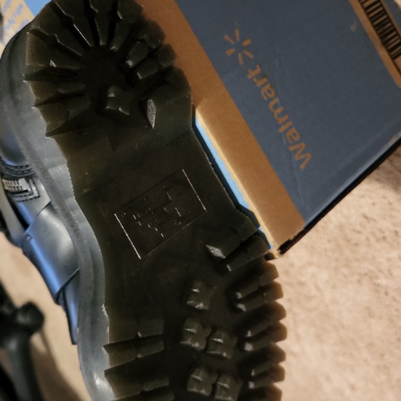 Dr. Martin's leather platform boots. Has hardware attached. Blk sz 5.5 - Picture 8 of 14